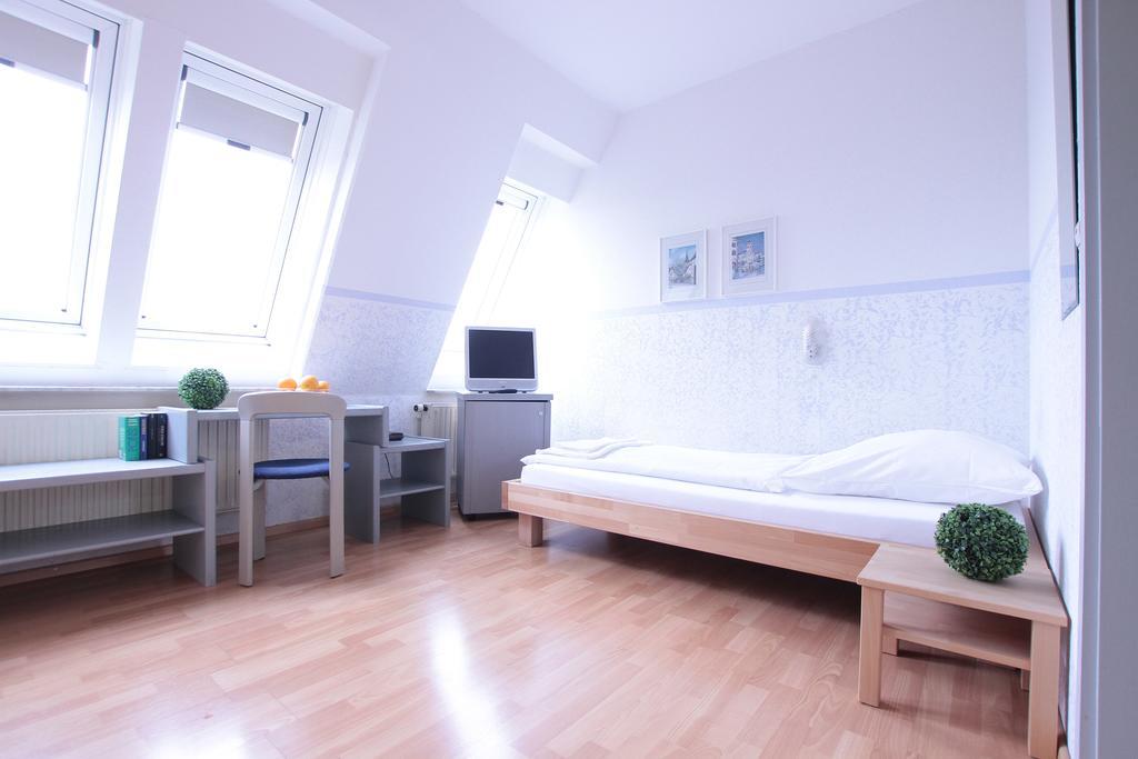 Ib-Gastehaus Hotel Stuttgart Room photo